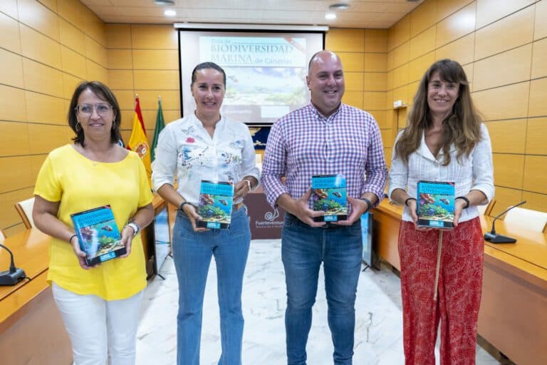 El Cabildo distribuye la Guía de la Biodiversidad Marina en colegios y bibliotecas