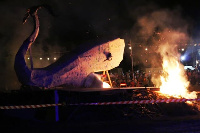 Sardinada tradicional y Hoguera Gigante inician las Fiestas de San Juan de Pozo Negro