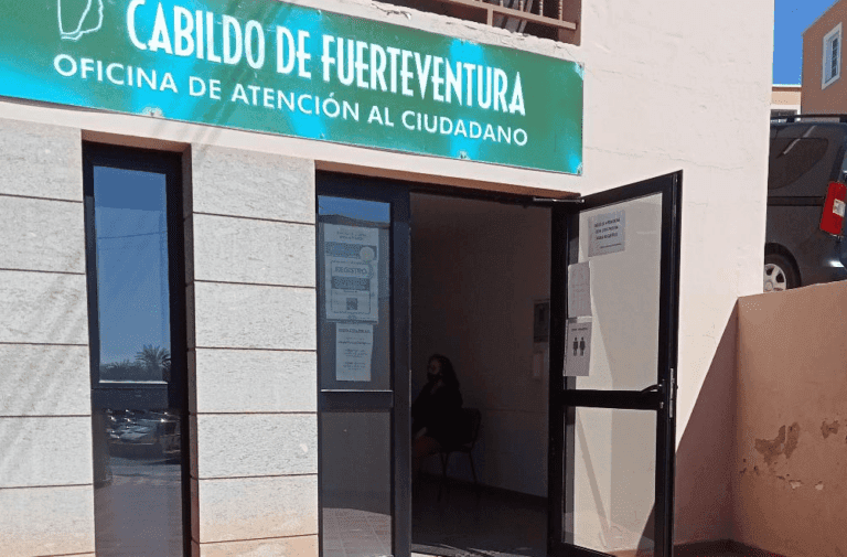NC critica que los vecinos esperen al sol para ser atendidos en la OAC de Gran Tarajal