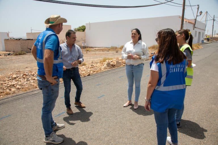 El ayuntamiento realiza las obras de saneamiento de la calle Lolita Medina en Tuineje