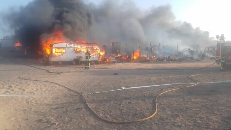 El incendio en Punta de Jandía quema cerca de 50 autocaravanas