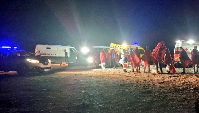 Llega por sus propios medios una patera con 48 migrantes a la costa de Pájara