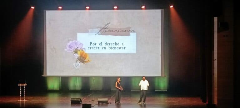 Cientos de personas arropan y dan aliento a ASOMASAMEN en su VII Gala solidaria