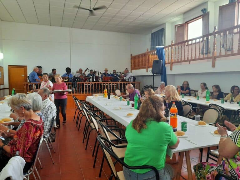Parrandeo, comida y baile en el Centro de Mayores de Antigua