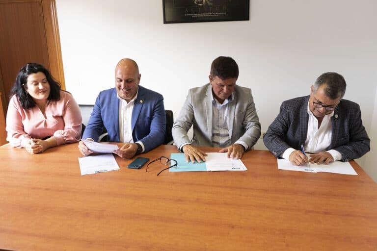 Cabildo y Ayuntamiento de Pájara firman un convenio para la difusión y fomento de la artesanía