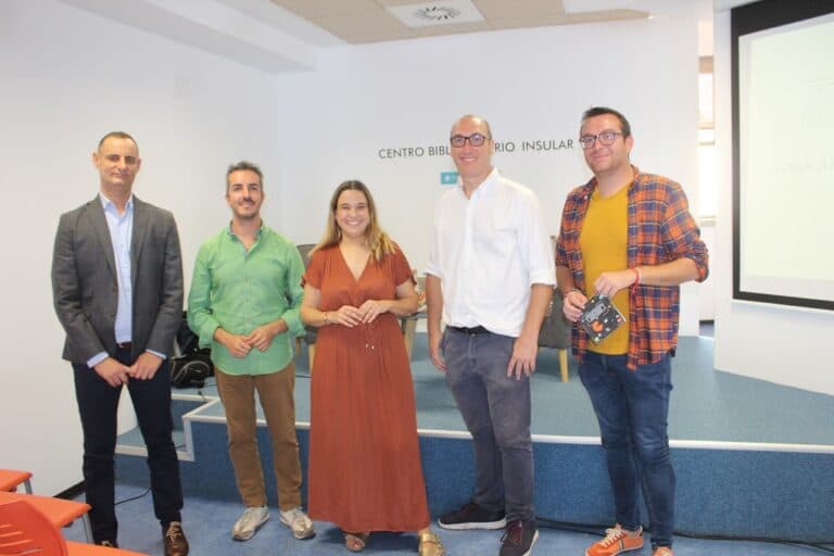 Cabildo y Casa África enseñan a 300 jóvenes a no caer en bulos sobre migración