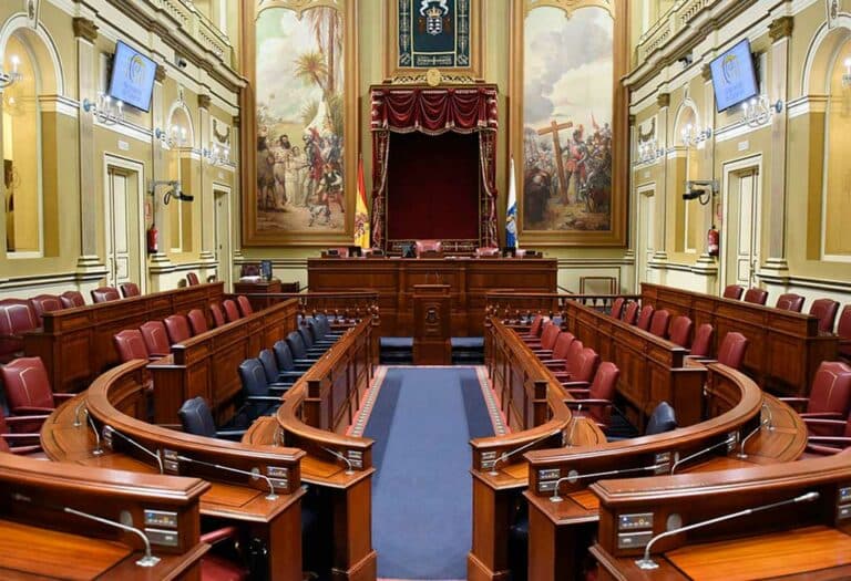 Los diputados del Parlamento de Canarias cobran de media 5.500 euros al mes