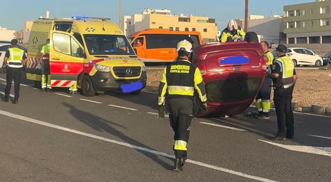 Una mujer herida tras volcar con su coche en Puerto del Rosario