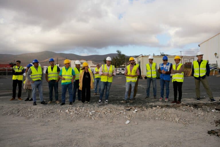 Cargos de AMF y PSOE visitan las obras de la nueva Ciudad Deportiva de Antigua