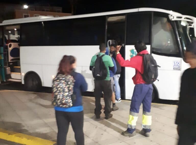 Hernández exige al Cabildo que acabe con los retrasos y colas del deteriorado servicio de guaguas