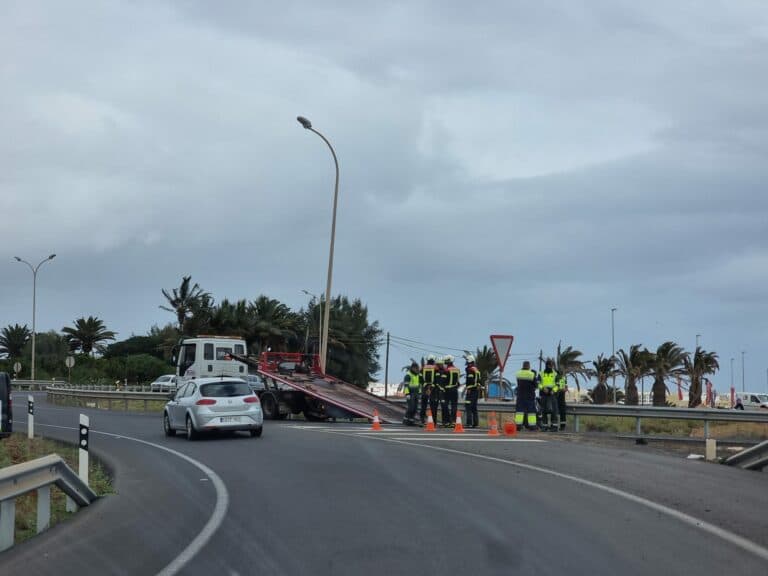 Un motorista fallecido tras colisionar contra una valla en Puerto del Rosario