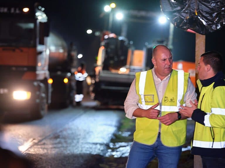 Continúan las labores de asfaltado del tramo de la Caldereta en horario nocturno