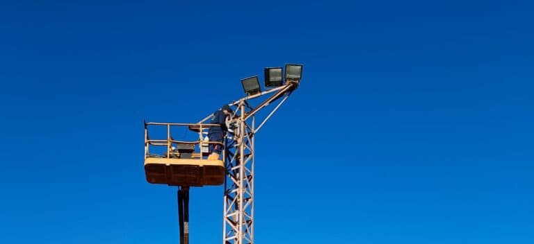 El ayuntamiento continúa mejorando la eficiencia energética en las canchas deportivas de El Cardón