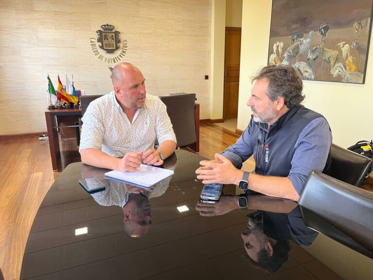 El fundador de Open Arms, Óscar Camps, visita el Cabildo de Fuerteventura