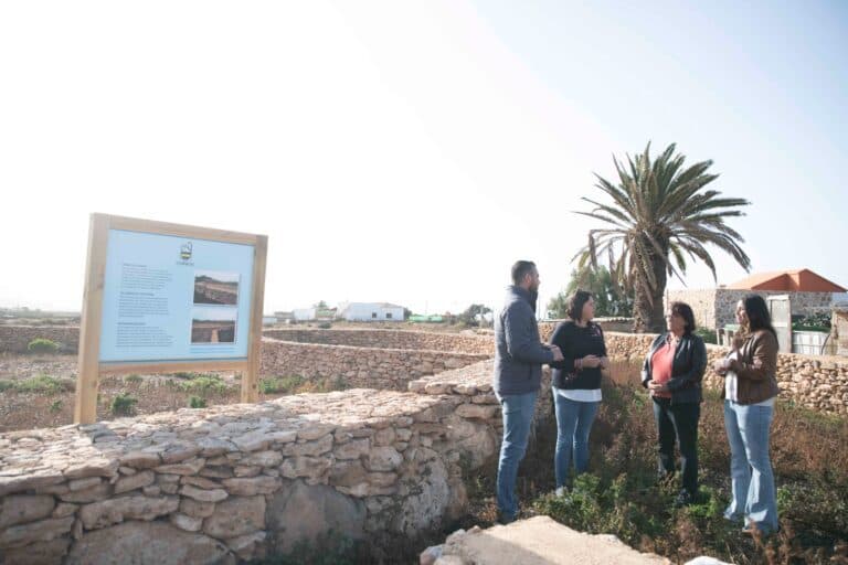 El corral del concejo de Tiscamanita estrena un cartel informativo sobre su importancia etnológica