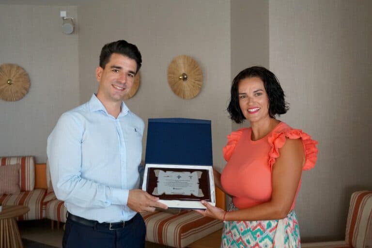 IES Puerto del Rosario agradece a Barceló su colaboración en el proyecto ‘Rompiendo Barreras’