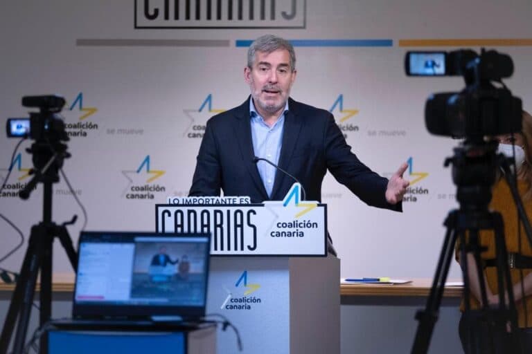 El presidente canario presenta una denuncia tras la aparición de una pintada en su casa