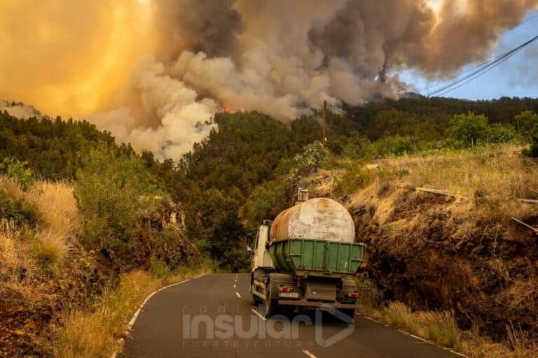 Las condiciones meteorológicas ayudan en la lucha contra las llamas en La Palma