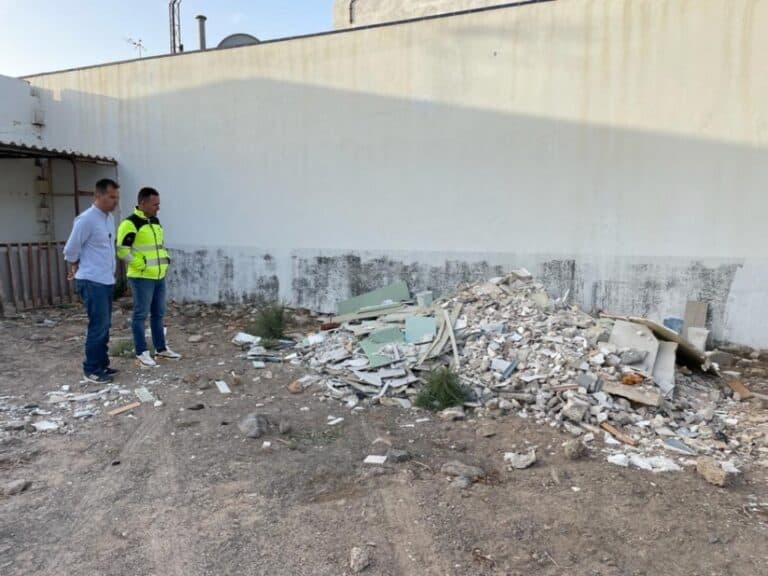 La Oliva recoge escombros en varios puntos del municipio