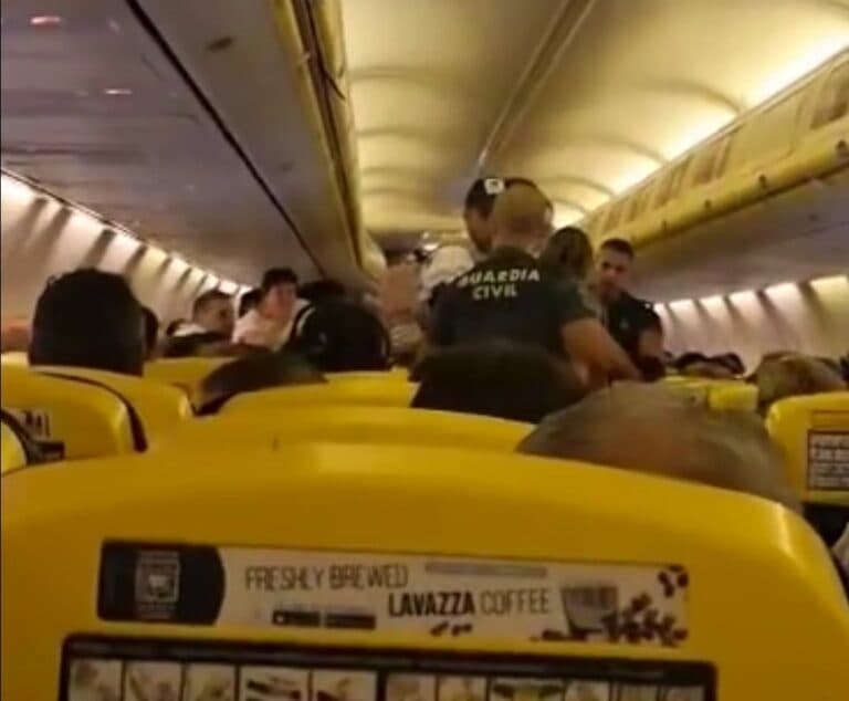 Desalojado de un avión con destino a Fuerteventura tras una discusión por un cambio de asiento