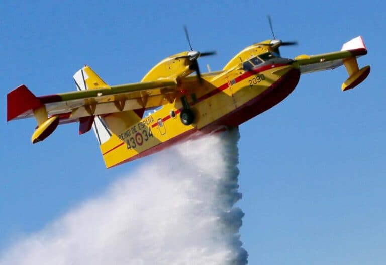 La evolución del incendio de Tenerife permite la retirada de los hidroaviones