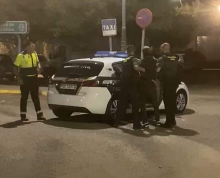 A bordo de una guagua en Fuerteventura con dos pistolas simuladas