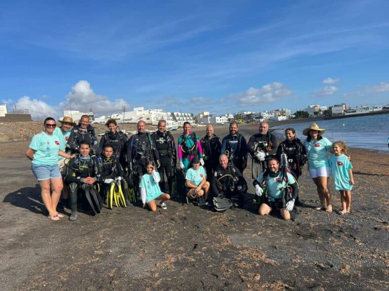 Una veintena de voluntarios realizan una limpieza del fondo marino de Puerto Lajas
