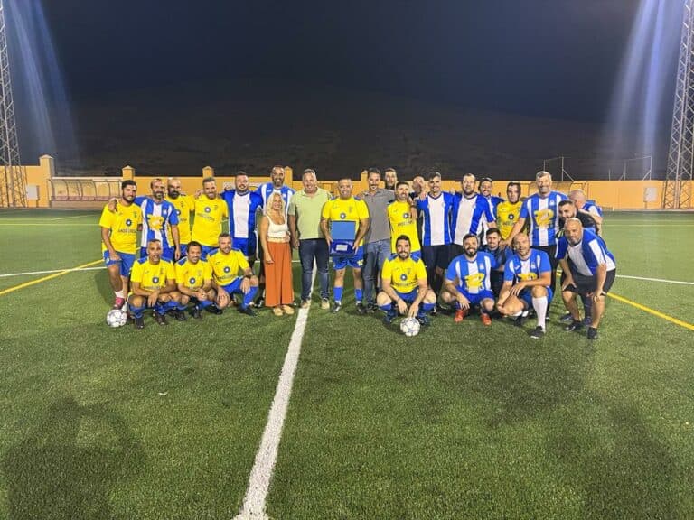 El Ayuntamiento invierte 250.000 euros en un nuevo césped del campo Municipal de Pájara