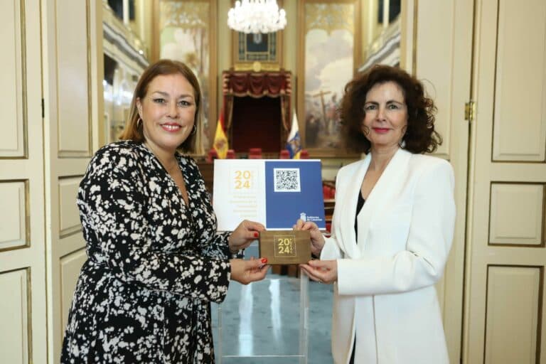 La presidenta del Parlamento de Canarias recibe los presupuestos de Canarias para 2024