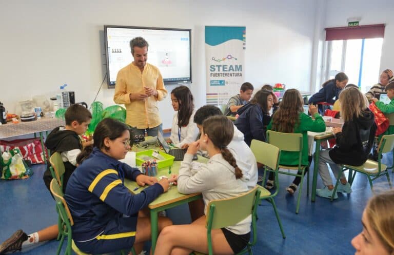 Pilotaje de drones, cocina espacial e ingeniería de nanorobots en un carnaval de profesiones del futuro