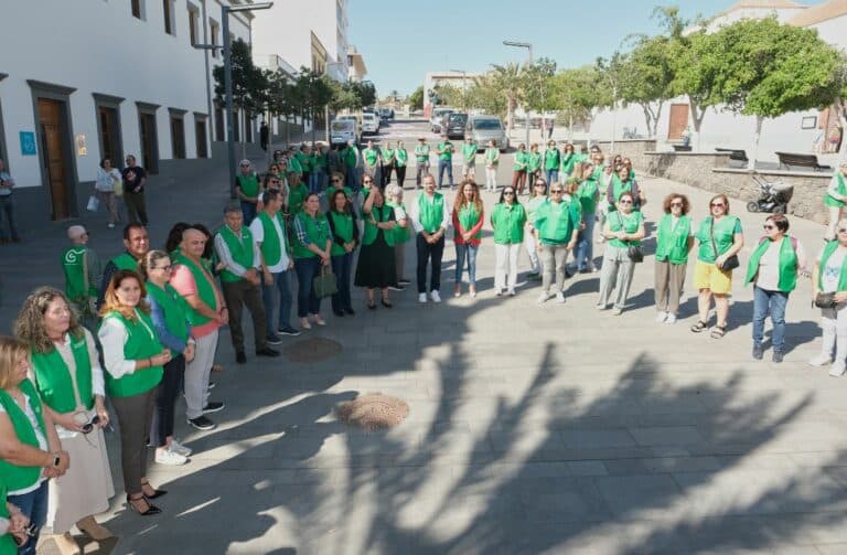 Un gran lazo verde en Puerto del Rosario por el Día Mundial Contra el Cáncer