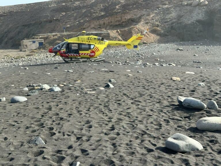 Joven grave al golpearse contra las rocas y caer al mar en Ajuy