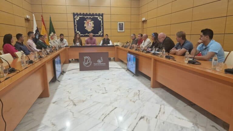 Cabildo, ExcelFuert y Ashotel presentan a empresarios y ayuntamientos majoreros el proyecto de Comunidades Turísticas Circulares