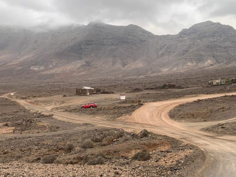 Concluyen las labores de recebe del camino hasta Punta de Jandía y Cofete