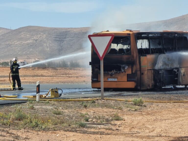 Incendio en Guagua de transporte escolar con 18 años de matriculación