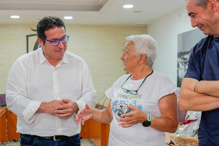La sanitaria Esperanza Bardanca se retira tras 40 años de servicio en favor de los majoreros