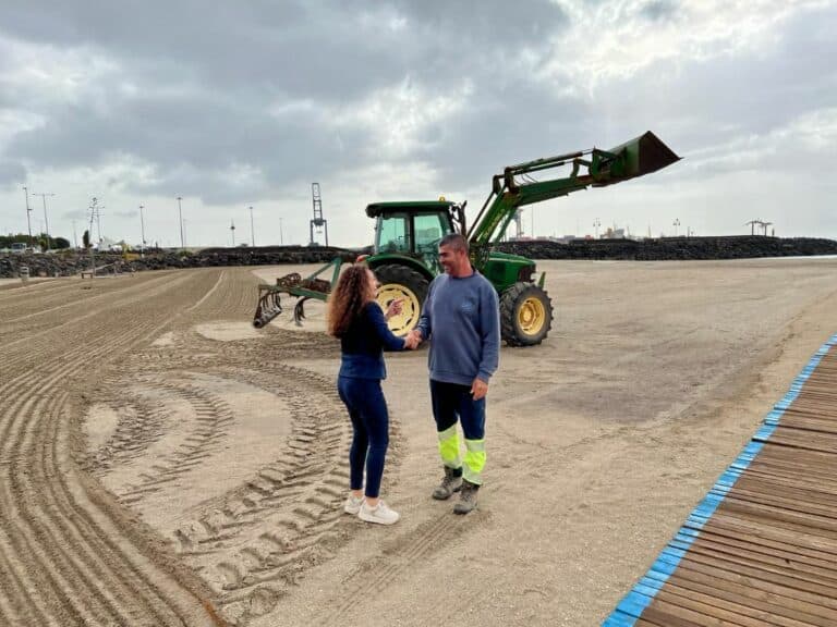 Puerto del Rosario reacondiciona sus playas tras el temporal de la pasada semana