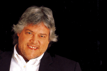 El cantante tinerfeño Caco Senante actúa en la clausura de la exposición ‘ La salsa de la vida’