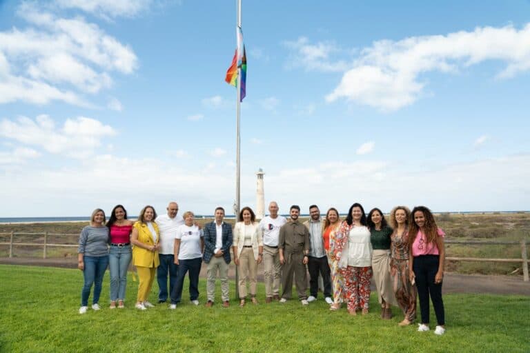 Morro Jable iza la bandera por el Día Contra la LGTBIfobia