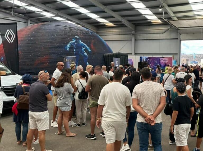 Casi 4 mil personas disfrutan de las proyecciones astronómicas del planetario móvil en Feaga