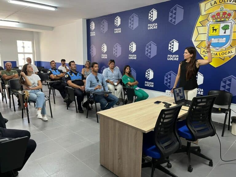 La Oliva da una charla informativa a la Policía Local sobre la nueva Ley de Bienestar Animal