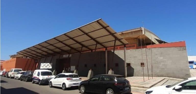 A licitación la sustitución del pavimento del pabellón deportivo de Corralejo