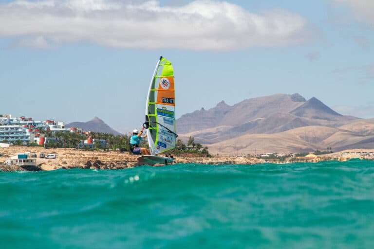Vientos favorables en el segundo día de la competición de Foil Slalom en el Mundial de Windsurf