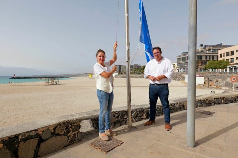 Puerto del Rosario iza las banderas azules en Los Pozos, Puerto Lajas y Playa Blanca