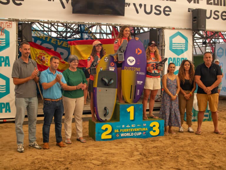 Los campeones de Freefly Slalom y Freestyle de Wingfoil reciben sus galardones en Sotavento