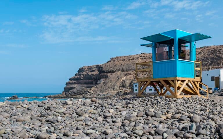 La Playa de Los Molinos cuenta por primera vez con una torre de socorrismo
