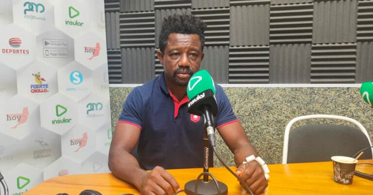 Kennedy, un apasionado del fútbol que llegó en un contenedor y hoy alienta a los jóvenes de La Peña de la Amistad