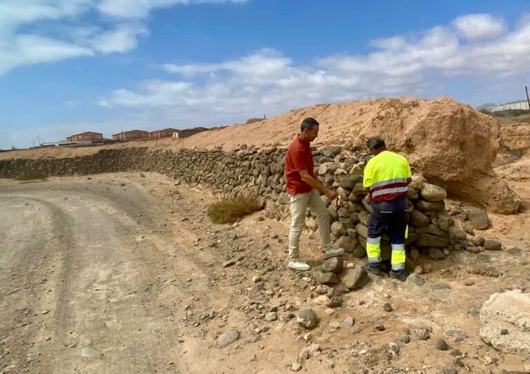 Puerto del Rosario preserva su herencia cultural con la restauración de mil metros de muros de piedra