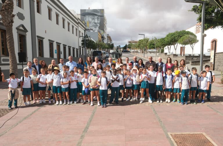 Los escolares del CEIP Puerto Cabras se sumaron, además, a la tradicional ofrenda en honor a Manuel Velázquez Cabrera