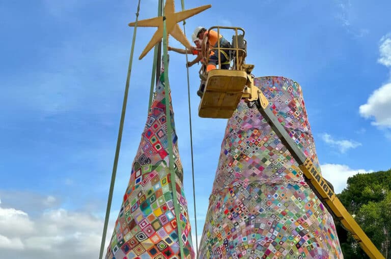 El árbol de croché más alto del mundo iluminará la Navidad en Pájara